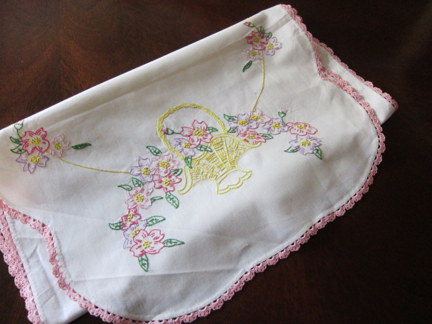 Linen table runner / hand embroidered / baskets / pink scalloped edge / 1940s