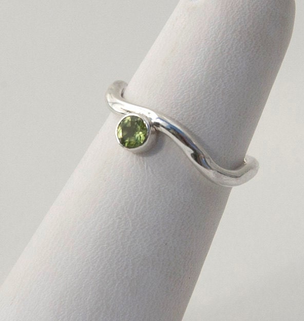 Stacking Wavy Ring with Peridot