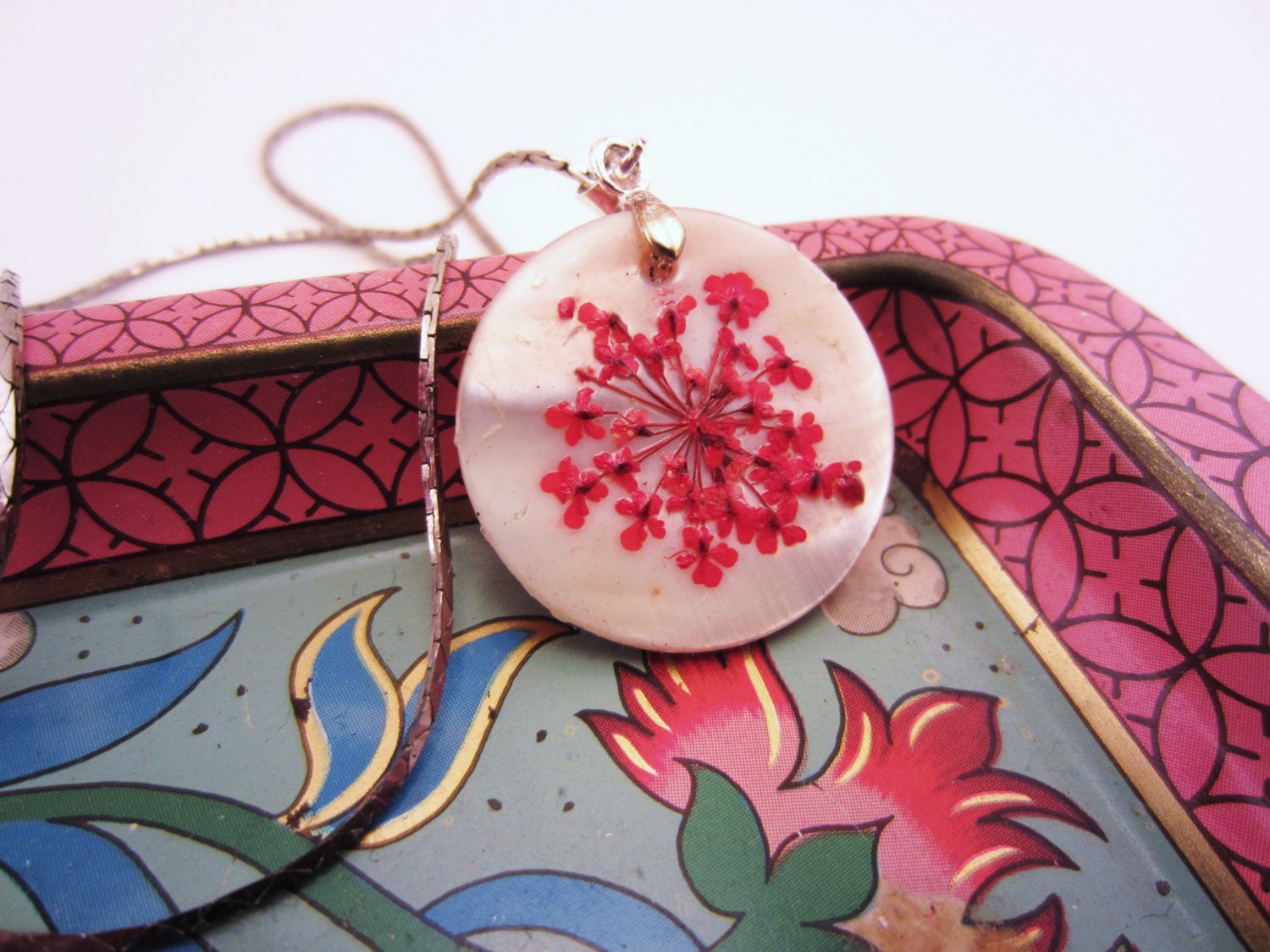 Pressed flowers and shell necklace. Hot pink, red flowers. Genuine shell. Vintage chain. OOAK jewlery gift.