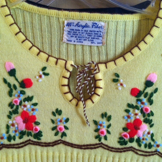 Darling 60s EMBROIDERED Buttercup Yellow BOHO SWEATER Size small