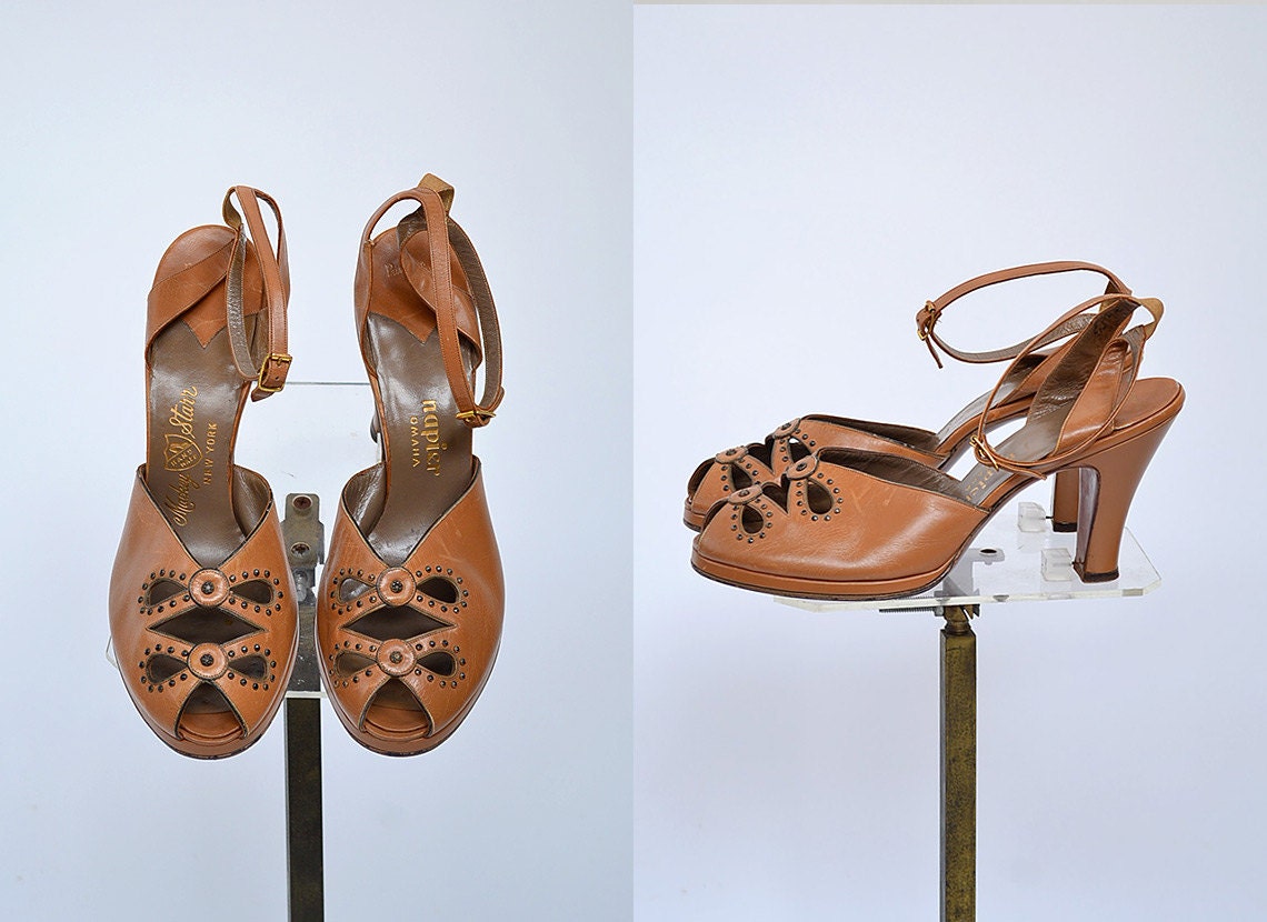 vintage 1940s heels / vintage 40s brown shoes / 1940s strappy peep toe heels / 40s shoes