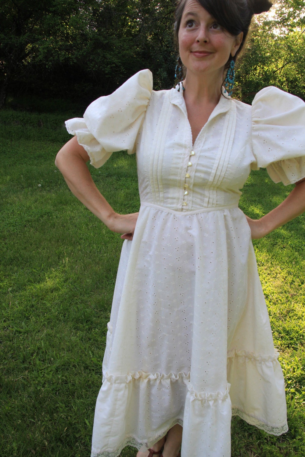 POWDER PUFF - Gorgeous 70s Prairie Style Dress Ivory Puffed Sleeves Corset Bodice Handmade Ruffles Lace Rare Larger Size Med Large