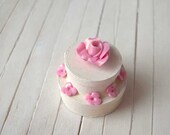 Dollhouse Cake shaped box with pink roses in 1/12 scale