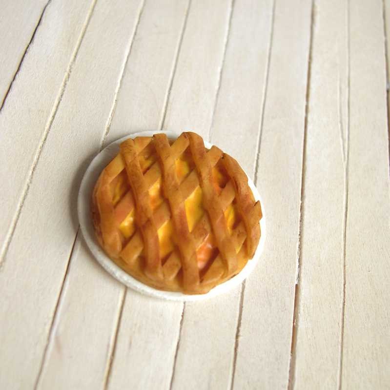Dollhouse Custard pie in 1/12 scale