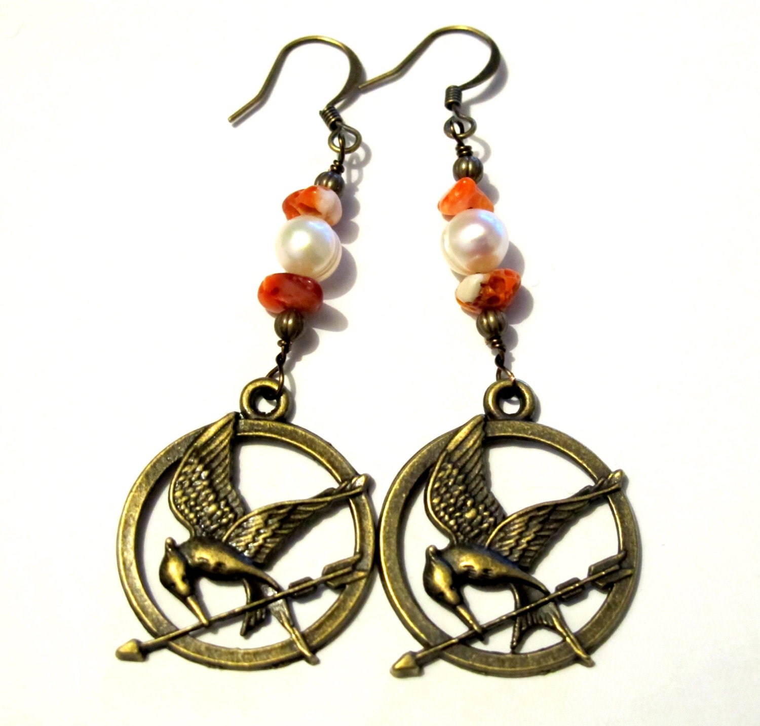 Hunger Games Earrings with Pearl - Mockingjay Earrings - Peeta Pearl - Katniss Earrings - Girl on Fire - Oyster Shell - White Pearl