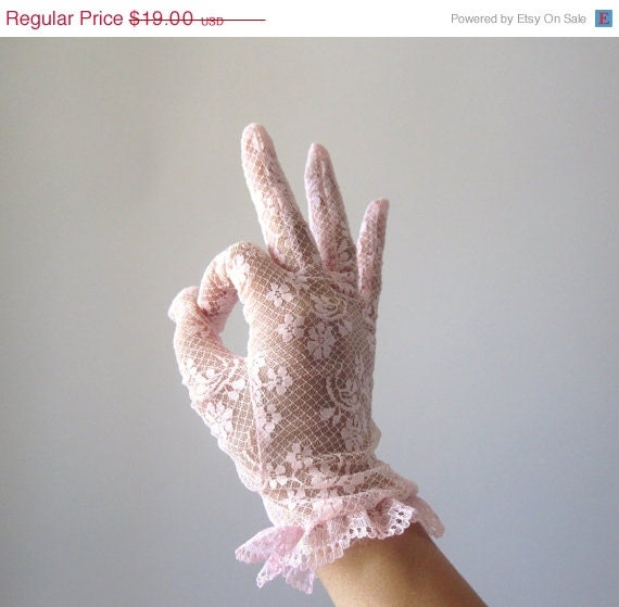 SALE Vintage Lace Gloves // 1960s Pink Gloves // Persuasion