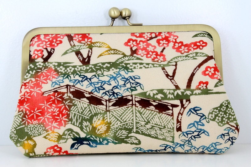 Clutch bag purse Vintage Kimono Handmade 8 Inch Chained Kisslock 1970's