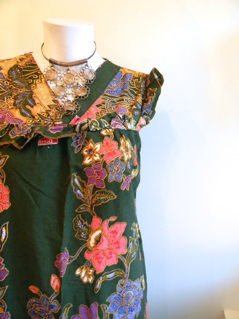 vintage.  Indonesian Green Batik Dress / Cotton Dress // S M