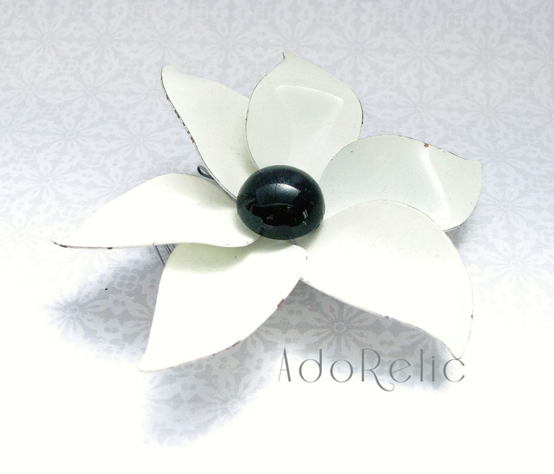 Flower hair comb . handmade hair accessory . 1960s retro fashion . White enamel flower . bridal hair . wedding hair . bridal hair