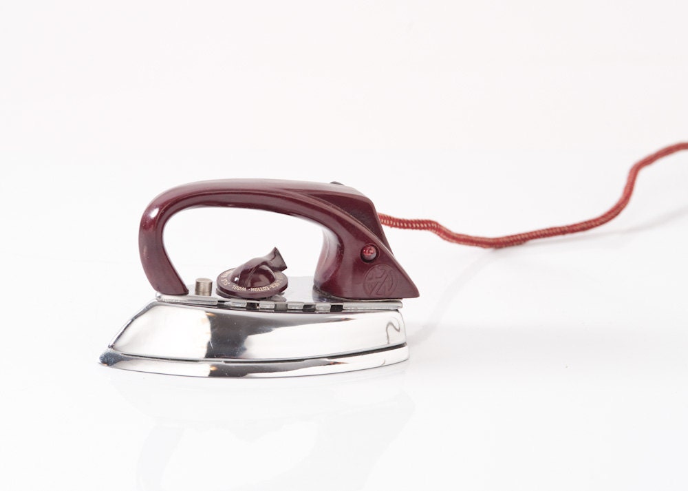 Vintage 1950's Travel Iron Bakelite Handle Vinyl Case Original Box & Extra International Plug