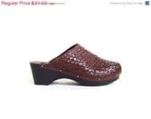 30% OFF FLASH SALE / Final Sale////Vintage 1990s woven leather clogs, sz. 7