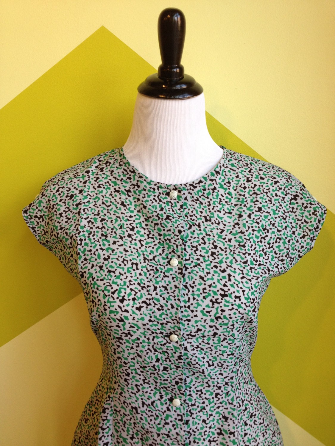 1960s Vintage / Patterned Button Down Wiggle Dress / Size S