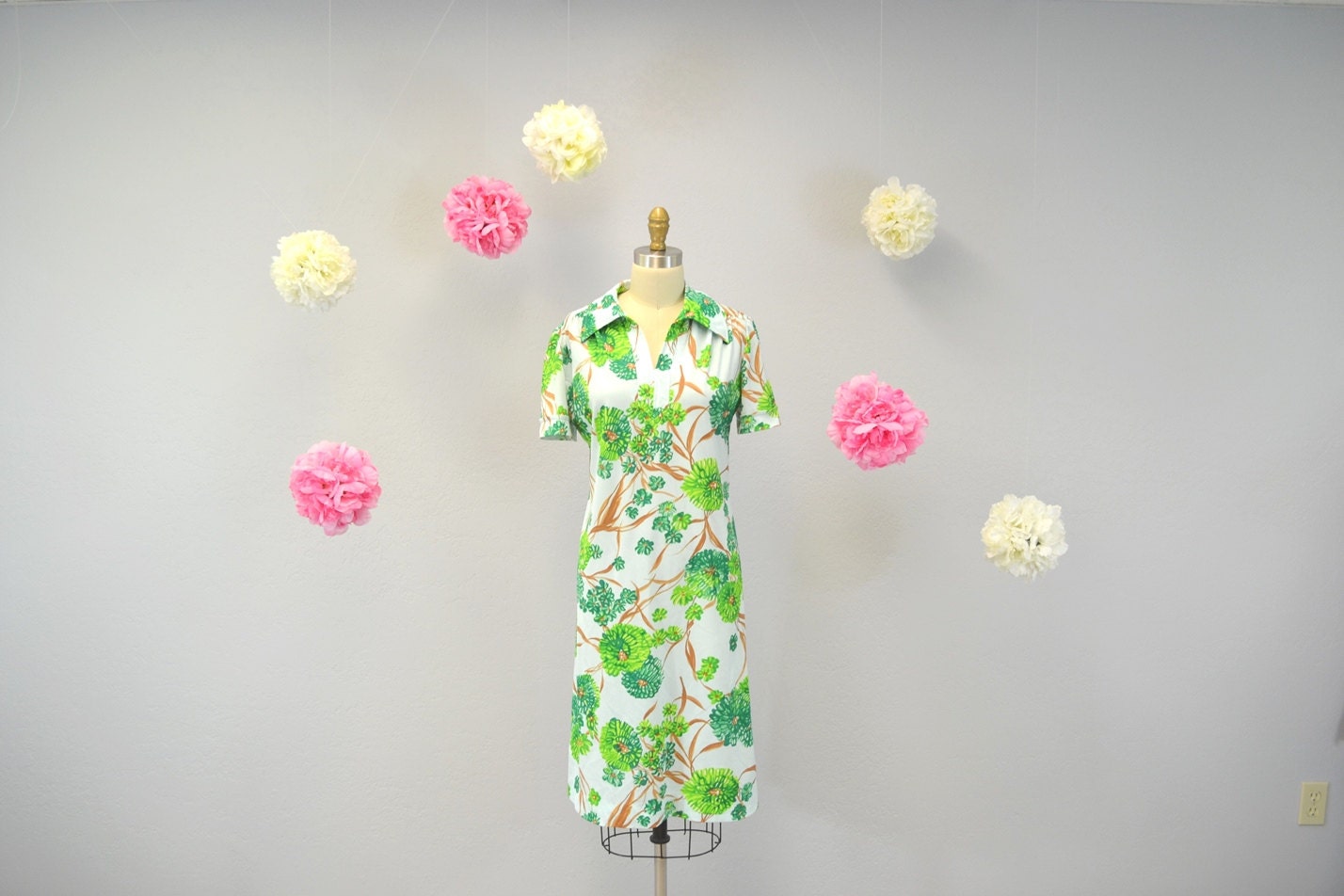 Vintage spring dress  / green chrysanthemum floral / shift dress