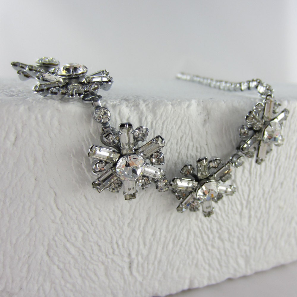 Art Deco Daisy Rhinestone Necklace. Silver Tone Flower Necklace, Circa 1930s.