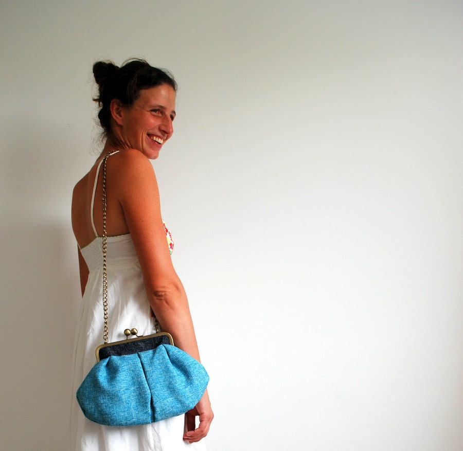 blue mini purse. kiss lock bag. metal frame purse. blue day bag. pleated purse. kisslock clutch purse.