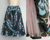 30% OFF. 1950's. novelty. floral print. full skirt. tulle underskirt. vintage skirt. Sz m.