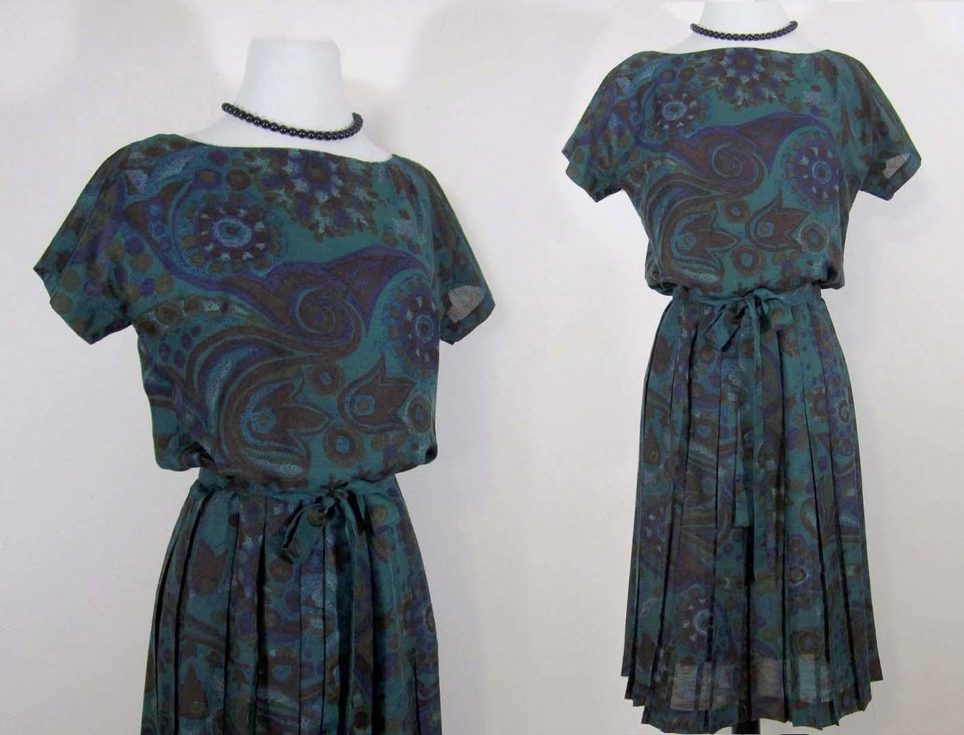 1960s day dress - Cotton paisley print - full bodice & pleated skirt - Button back - S-M