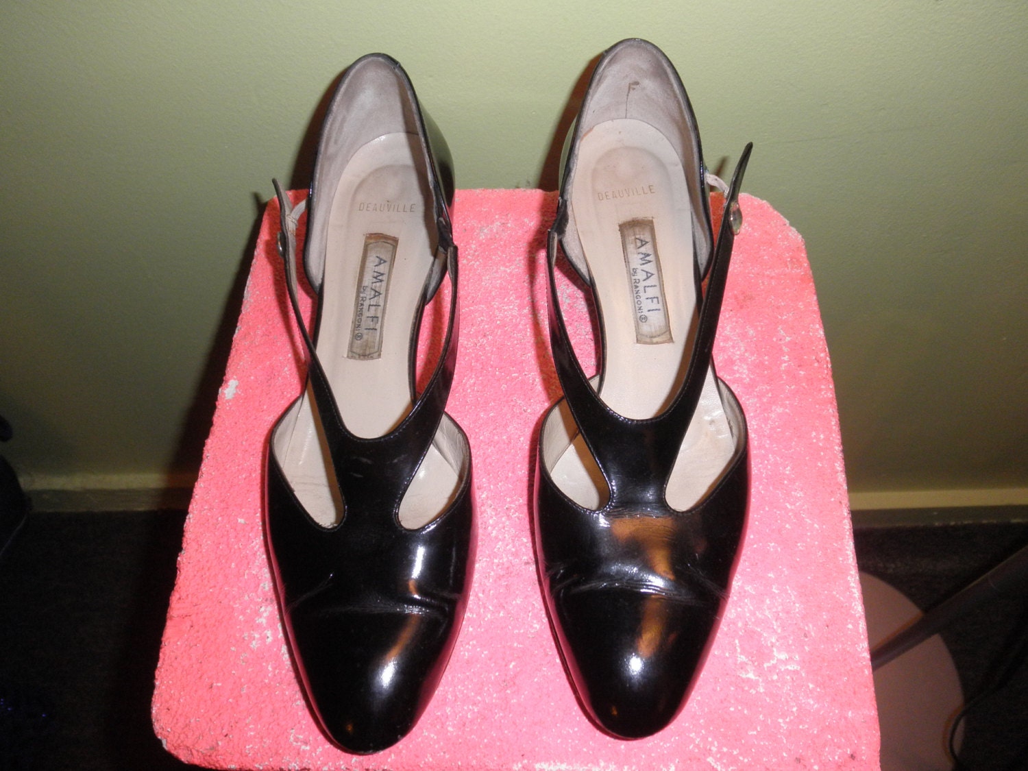 80s cutout black patent shoes 1980s avant garde t-strap flats kitten heels size 8