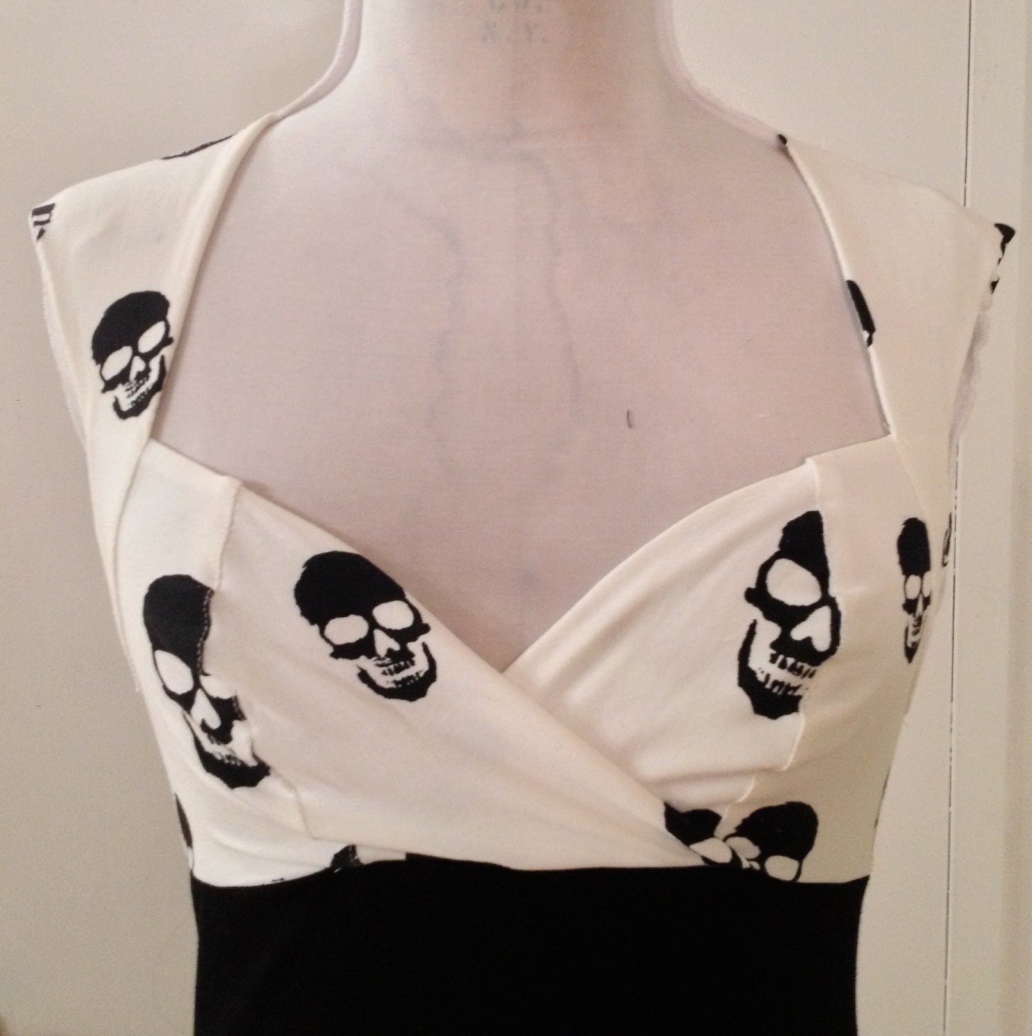 Ivory and black sweet-heart neckline sleeveless wiggle dress.
