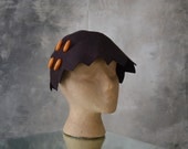 1940s Plum Felt Pixie Hat w Bakelite Hat Pins
