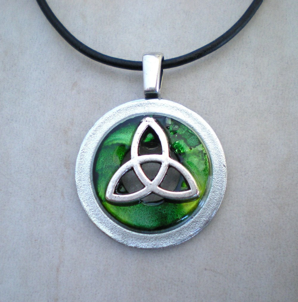 Celtic Necklace: Emerald Green - Washer Jewelry - Unique Jewelry - Celtic Jewelry - New Age Jewelry - Spring Jewelry - Spring Green