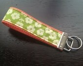 Fabric wristlet keychain, key fob - Green floral infinity