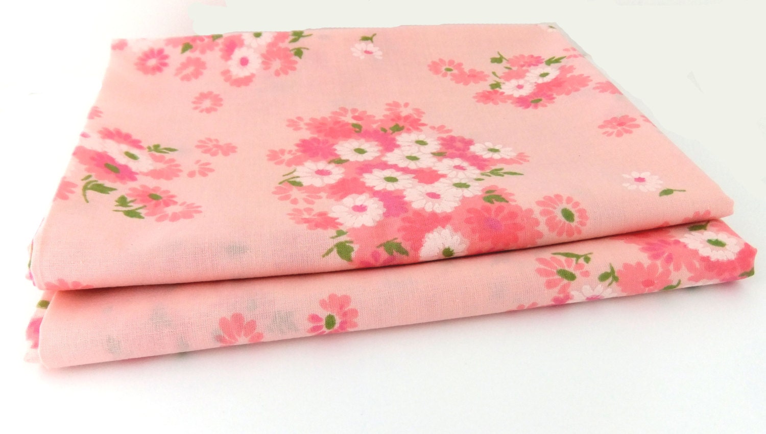 Retro Bedding. Set of Two Pillowcases. Pink Flowers. Supplies. Vintage Pillow Slipcovers. Cushion Cover.