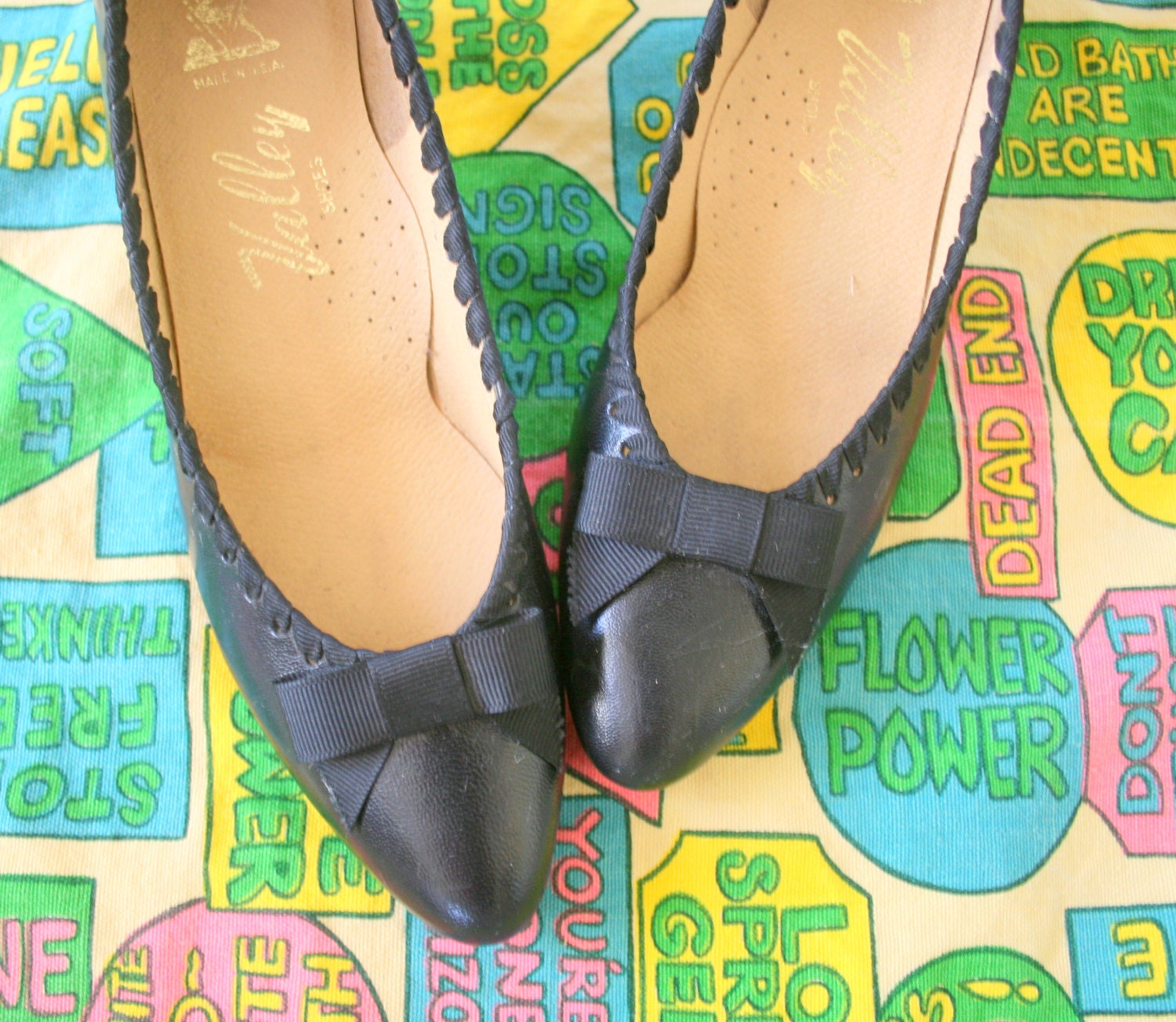 1960s BLACK BOW Kitten Heels...size 7 womens....black heels. pumps. shoes. leather. kitten. vixen. 60s heels. closed toed. fancy. retro. mod
