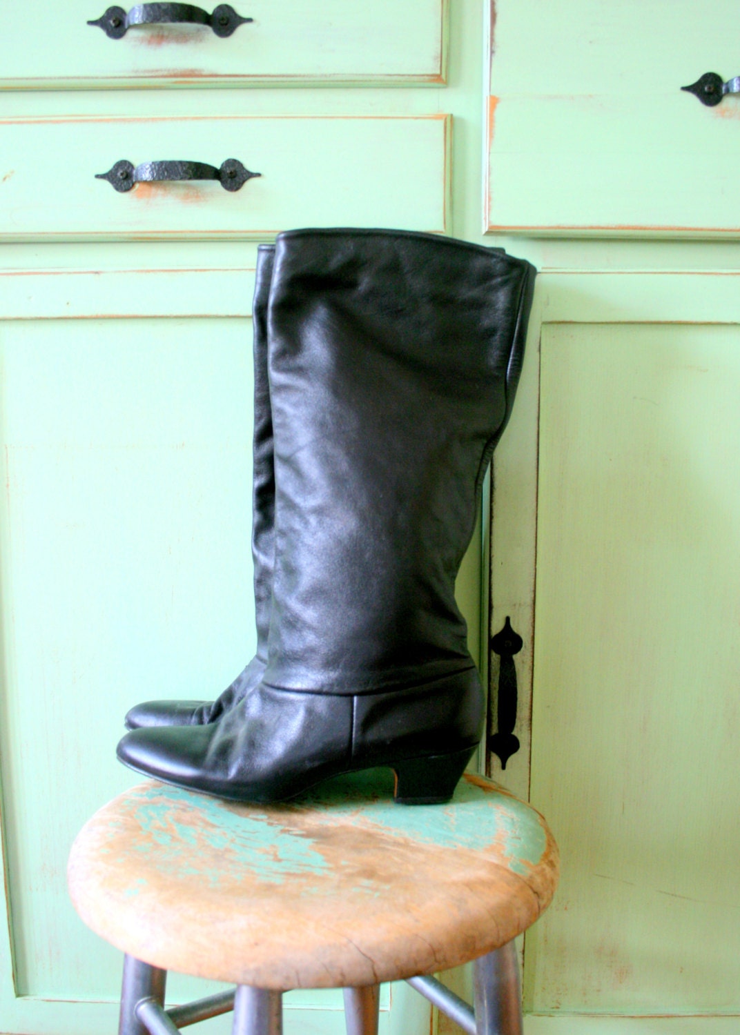 Vintage BLACK LEATHER Boots....size 8 women....black boots. calf boots. leather. 80s boots. classic. women. ladies. mod. sexy