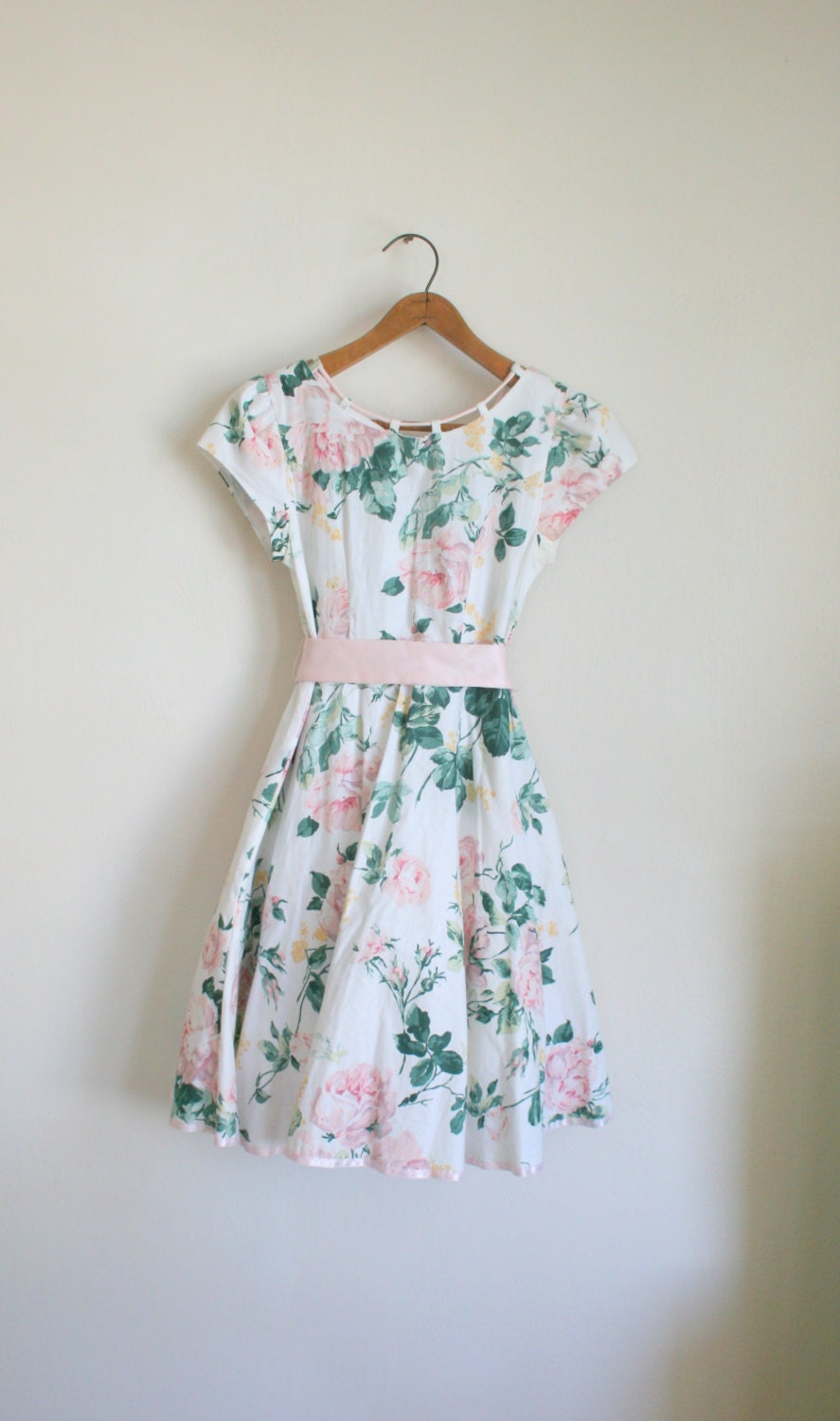 Vintage ROSE GARDEN Dress.....size 14 girls. large kids. xsmall adults. party dress. teens. girls. summer. flower girl. birthday. shabby.