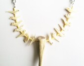 Deer horn and bird-shaped shell beads necklace