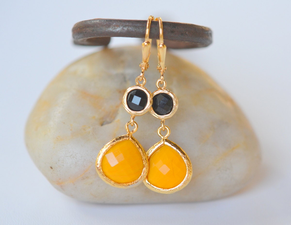 Mustard and Black Jewel Drop Earrings - Mustard Yellow and Black Circle Faceted Glass Teardrop. Simple Gold Earrings.  Fashion Earrings.