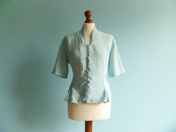 Vintage pastel blue top blouse shirt / white polka dots / buttoned / short sleeves / medium