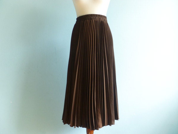Vintage chocolate brown skirt / pleats pleated / long / medium large