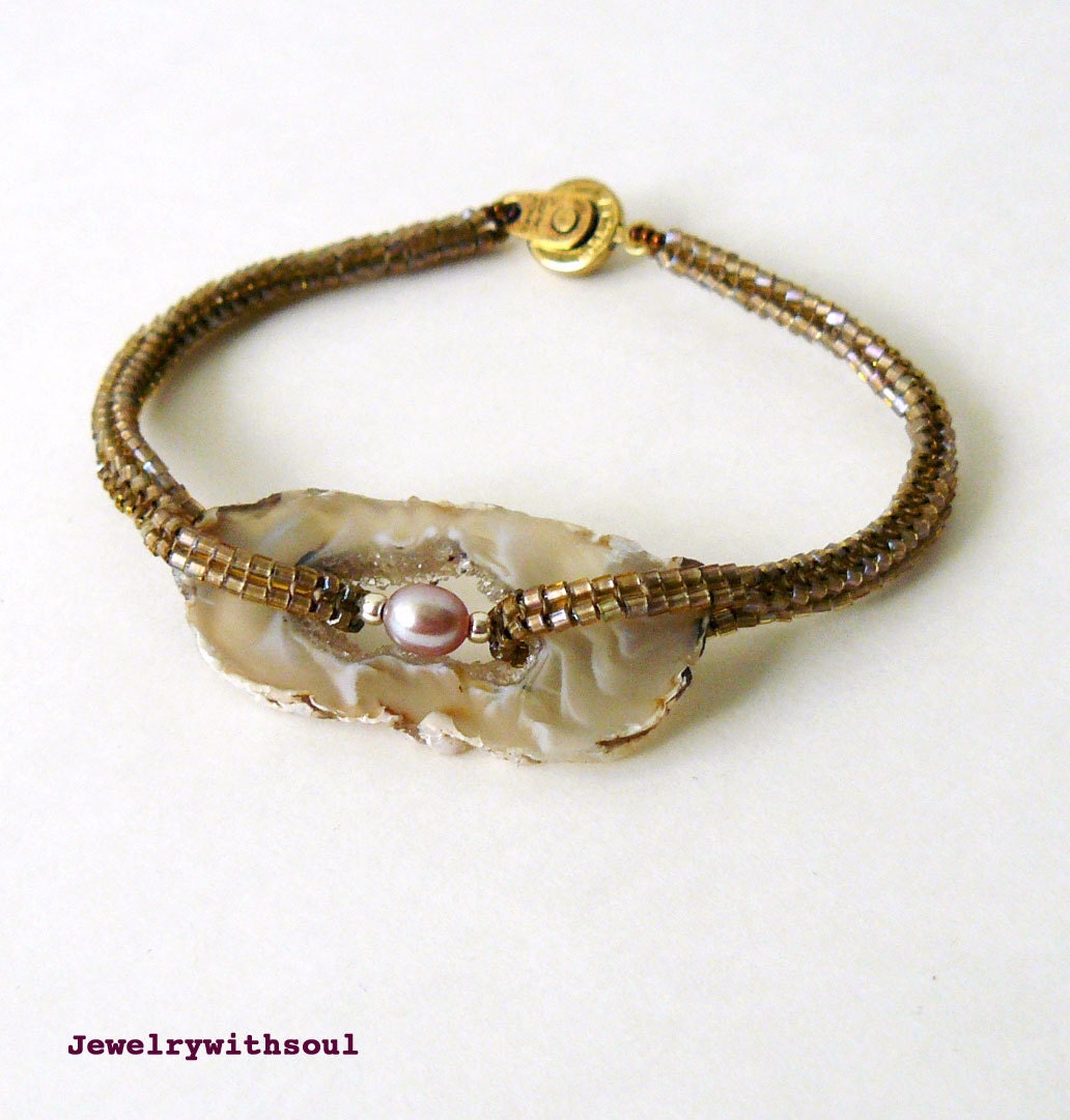 Druzy occo agate geode slice bracelet with beaded rope and freshwater pearl in taupe light tan brown - Peach swirls