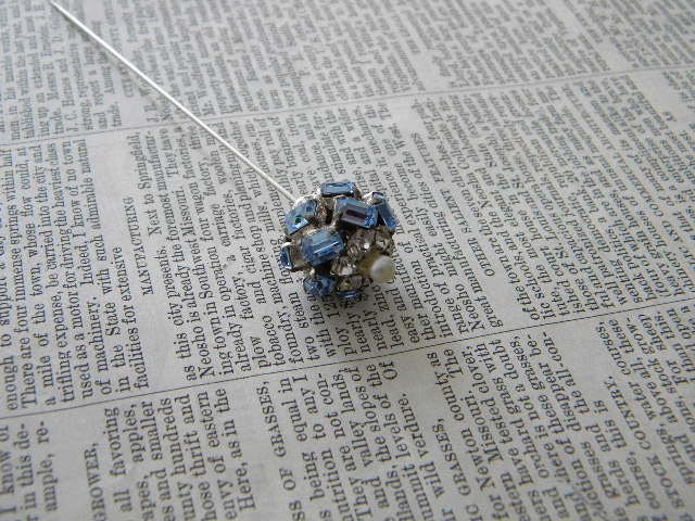 vintage rhinestone hat pin. 1940's. blue topaz color.