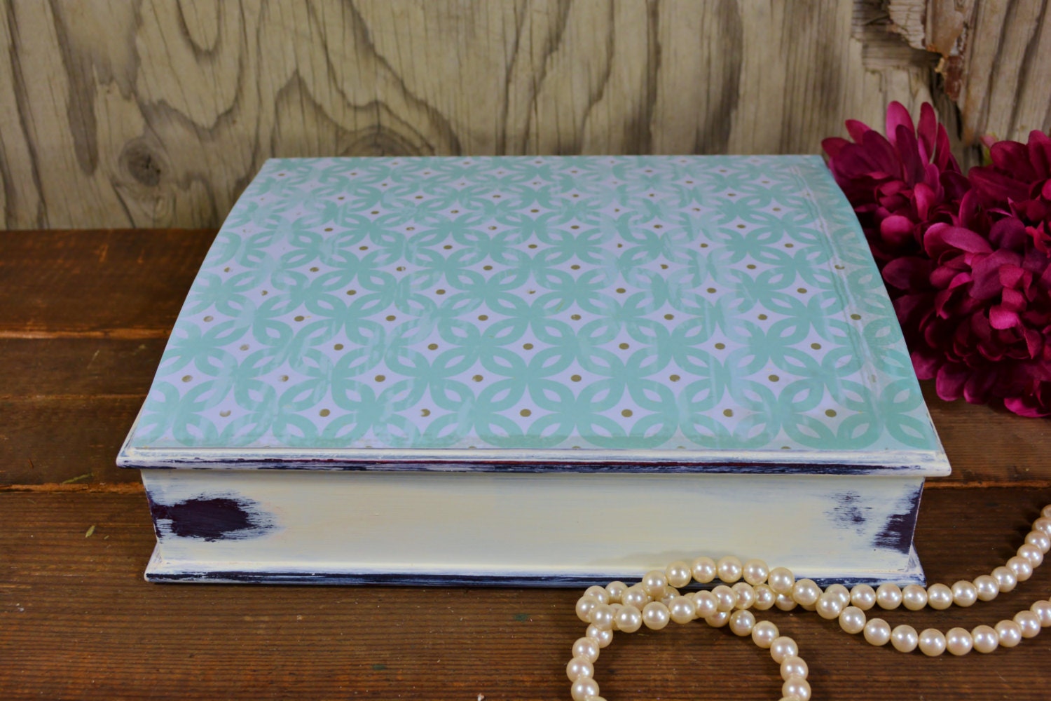 Jewelry box / jewelry holder / jewelry organizer / distressed / wooden / upcycled / shabby chic