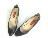 SALE vtg 80s black leather LEAF PRINT boho Kitten Heels Italian 7 pumps boho