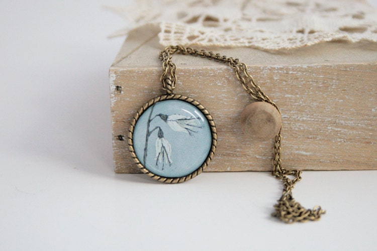Round Antique Brass Necklace - Short Necklace Chain - Epoxy Glass - Deutzia Scabra