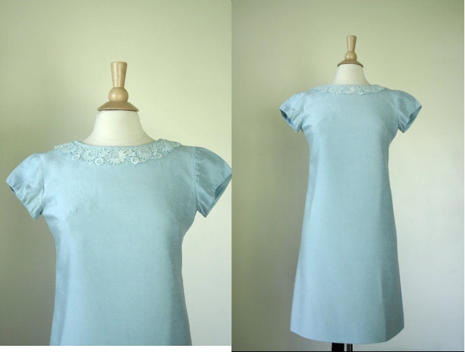 vintage 60s baby blue shit dress/ size small// lace collar
