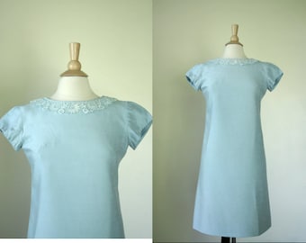 vintage 60s baby blue shit dress/ size small// lace collar