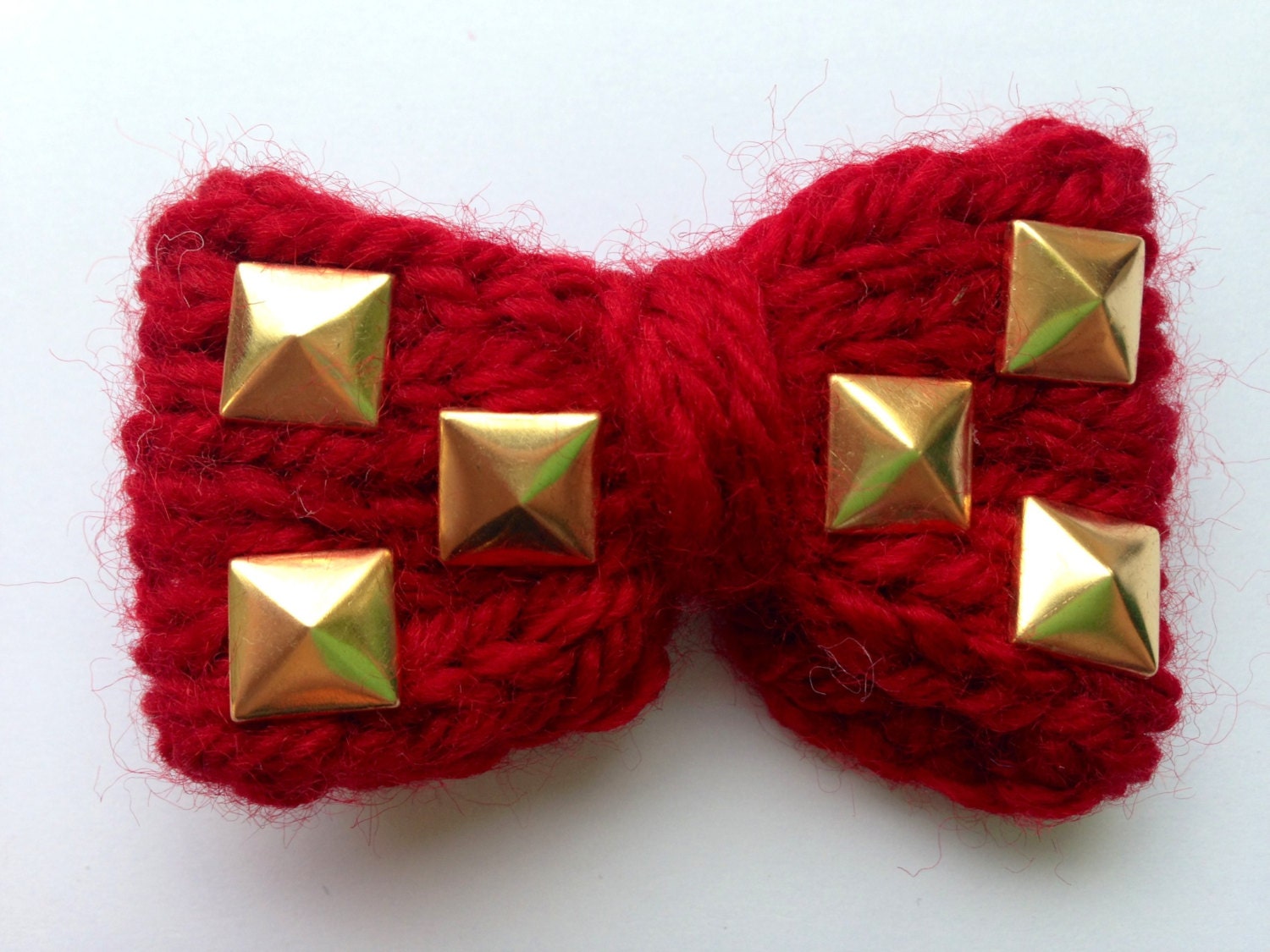 Pyramid stud bow brooch in red