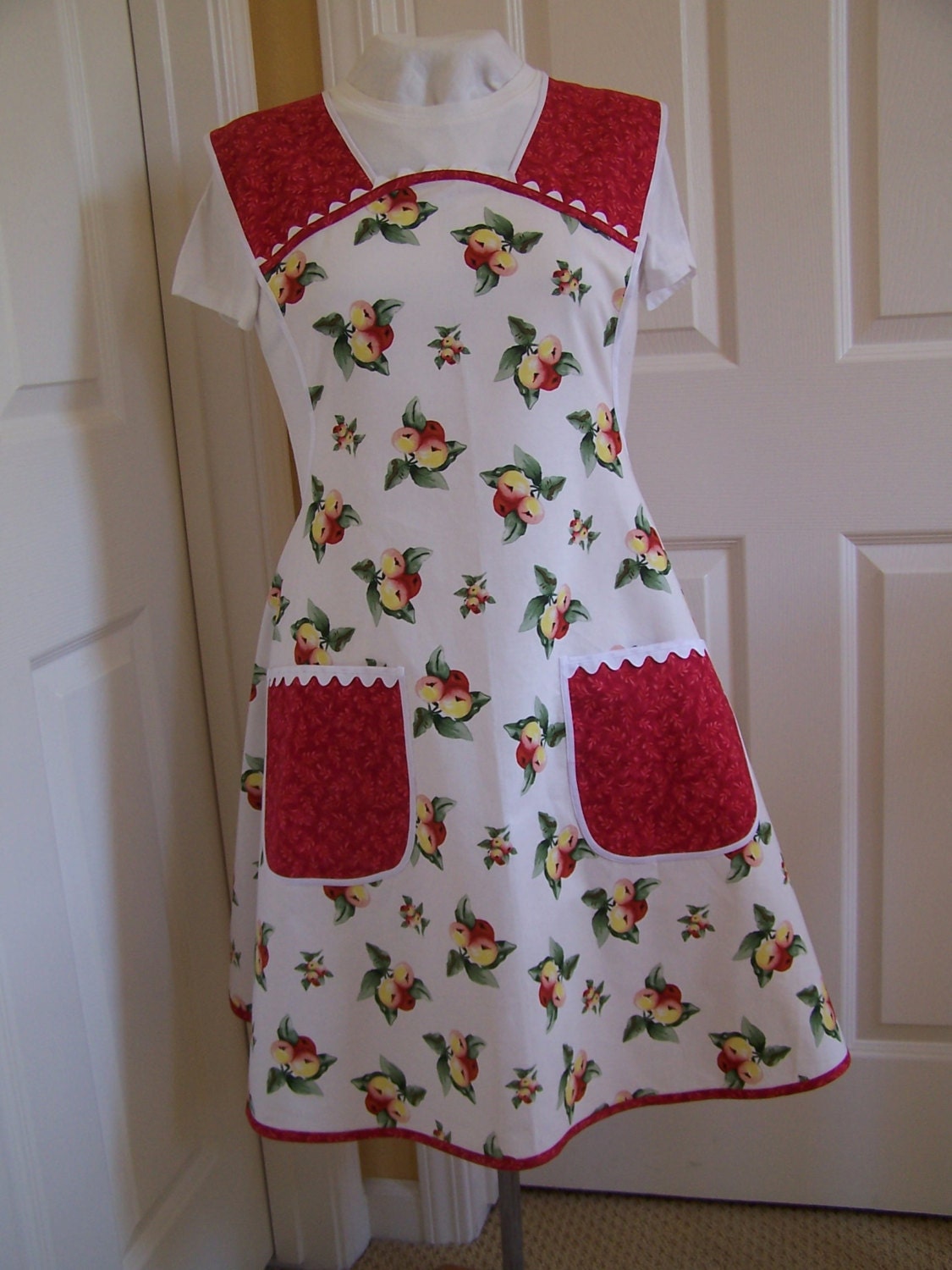 Cooks With Curves Retro Stying Womens Full Apron, Plus-Size Cooks Apron, Peaches Stylist Apron