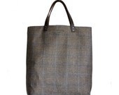 plain and elegant tweed bag with leather handles