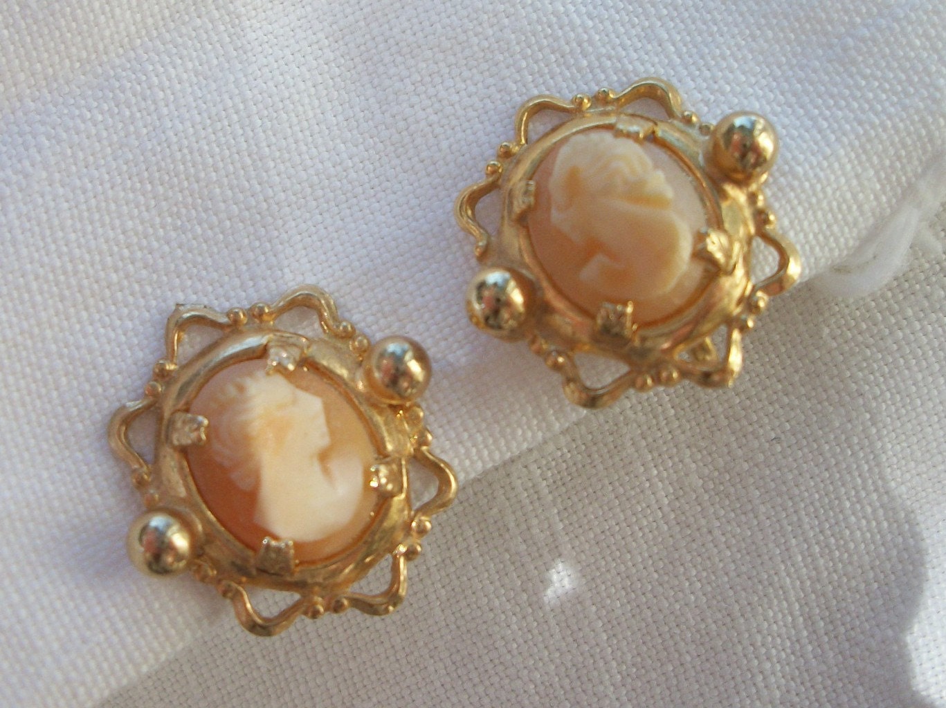 Vintage Cameo - Screw Back - Feminine Earrings - Chic - Romantic Beauties