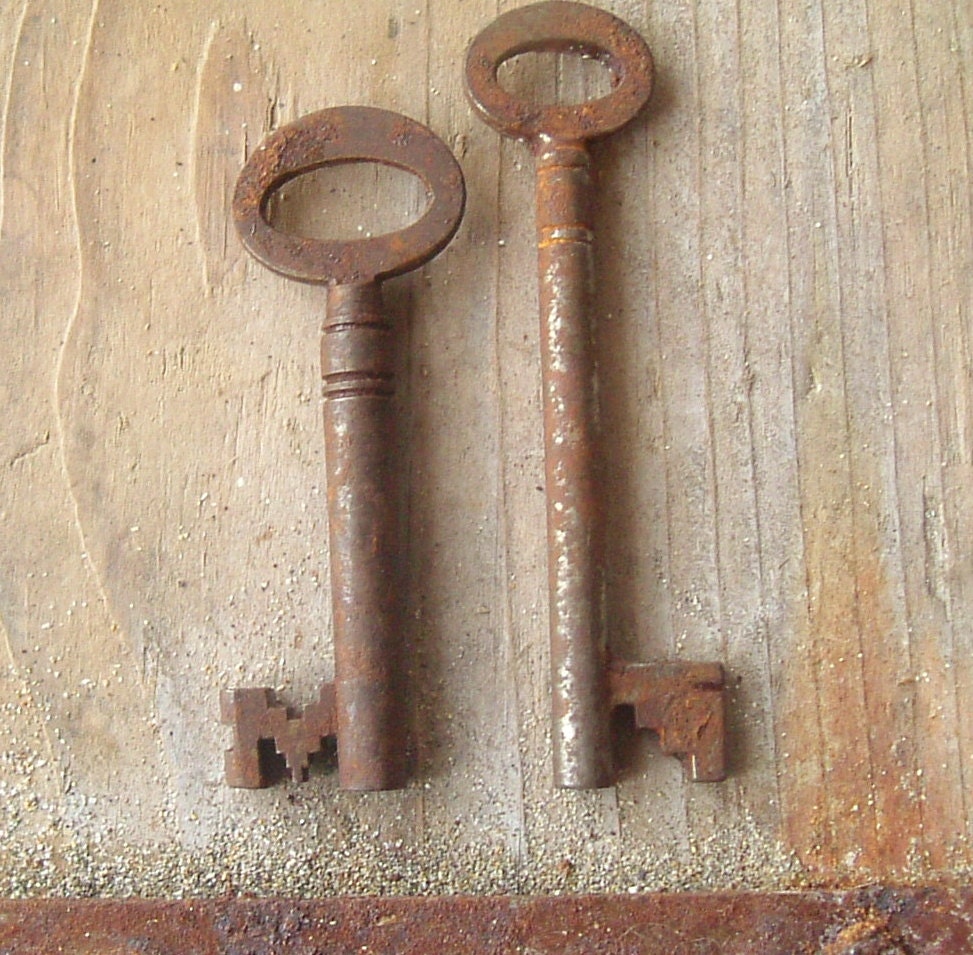 2 Antique English little skeleton rusty key in aged iron