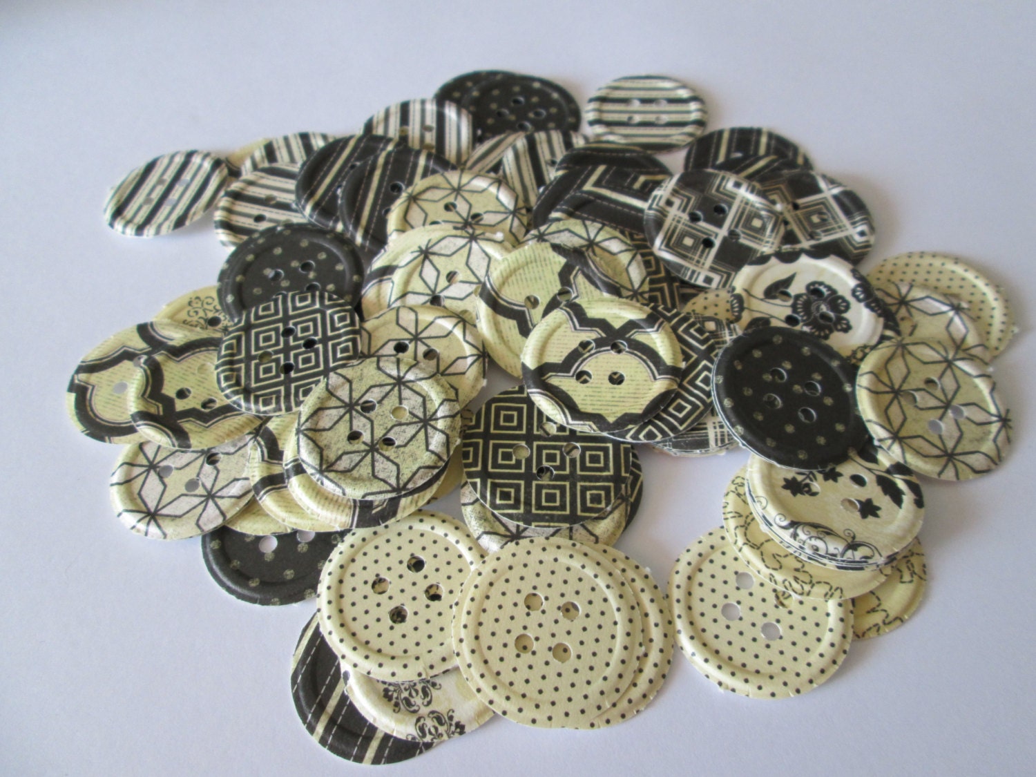 100 La Creme Black & Ivory Embossed Paper Buttons