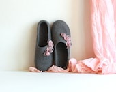 Women house shoes - felted wool slippers - Mothers day gift - grey with pink roses - AgnesFelt