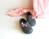 Women house shoes - felted wool slippers - Wedding gift  - grey with pink roses