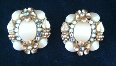 Vintage 1950s earrings, flower earrings, classic mid-century earrings